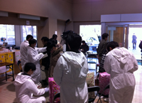 福島県で保健所で放射線測定を行う様子