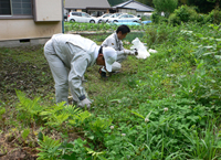 福島県での土壌放射線測定の様子