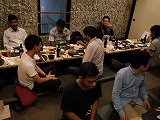<b>-飲み会風景-</b></br>
飲める人も、飲めない人も、思い思いに楽しんでいます。</br></br>

<b>-Party photo-</b></br>
A relaxed time...