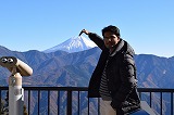 <b>-富士を指さすMohammed研究員-</b></br>
身延山山頂にて。いろんなアングルから富士を堪能しました。</br></br>

<b>-Dr. Mohammed pointing Mt. Fuji-</b></br>
from the top of Mt. Minobu.
